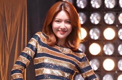 Bergaya 90-an, Sooyoung SNSD Heboh Karaokean di 'Golden Tambourine'