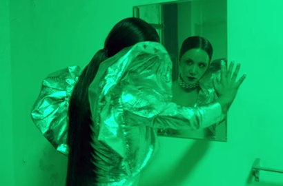 Gemerlap, Uhm Jung Hwa Tonjolkan Kesan Futuristik di Teaser MV Comeback