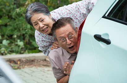 Bae Sung Woo Cuek, Kakek-Nenek Ini Romantis di 'Because I Love You'