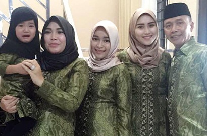 Banjir Hujatan, Ibu Ayu Ting Ting Pamer Nobar Sinetron 'AADeCi' Saat Umroh