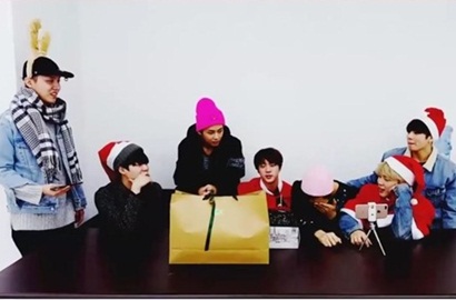 Kompak, Begini Serunya Perayaan Natal Ala BTS
