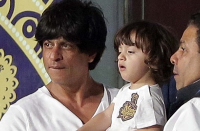 Bikin Gemas, Intip Gaya AbRam Anak Shahrukh Khan Rayakan Natal