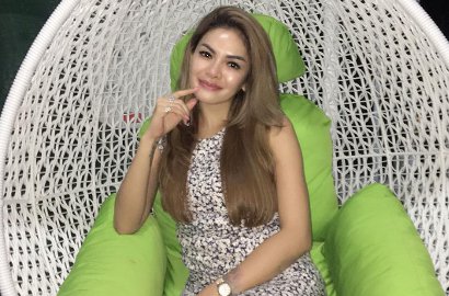 Pamer Foto Gendong Anak, Celana Robek Nikita Mirzani Malah Bikin Gagal Fokus