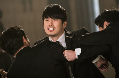 Rilis Foto Adegan Baru, Jang Hyuk Hampir Pukuli Orang di 'The Voice OCN'