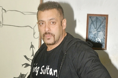 Didampingi Iulia Vantur, Salman Khan Sumringah Rayakan Ultah ke-51