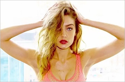 Pakai Bikini Merah Muda, Pose Liar Gigi Hadid Bikin Hati Pria Gemetar