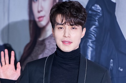 Lee Dong Wook Asyik Selfie Rayakan Natal di Lokasi Syuting 'Goblin'