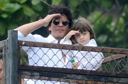 Biasa Tampil Imut, AbRam Anak Shahrukh Khan Foto Selfie Seram