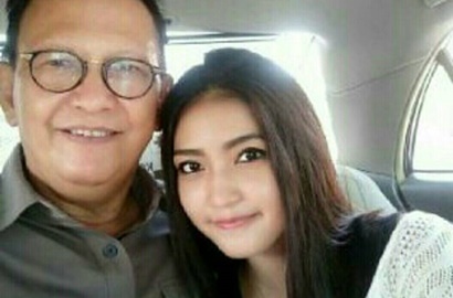 Diisukan Nikah Usai Beredar Foto Mesra Bareng Daun Muda, Roy Marten Buka Suara