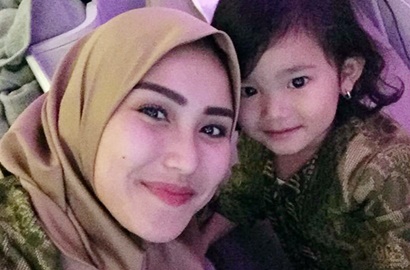 Ayu Unggah Foto Lawas, Sosok Misterius yang Azani Bayi Bilqis Ini Bikin Heboh