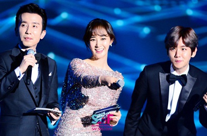 Yuri Pamer Jadi Host Bareng Baekhyun - Yoo Hee Yeol di SBS Gayo 2016