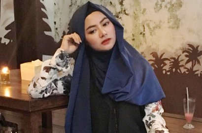Berhijab Tapi Ketahuan Asyik 'Merokok', Vitalia Sesha Dihujat Netter