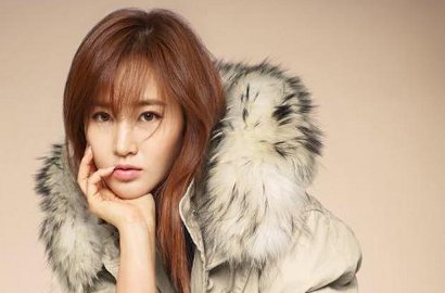 Syuting 'Defendant', Yuri SNSD Pede Pamer Gigi Nyengir