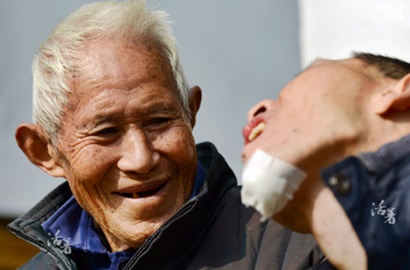 Bikin Nangis, Kisah Haru Ayah Rawat Anak Penderita Polio Selama 50 Tahun