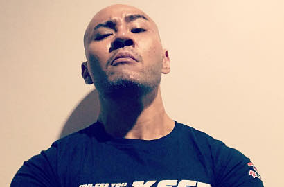 Pose Dekat Mobil Mewah, Deddy Corbuzier: Gaji Anda 10 Tahun Juga Enggak Akan Kebeli