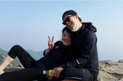Nggak Peduli Kritikan, Sulli dan Choiza Unggah Foto Kencan Bareng