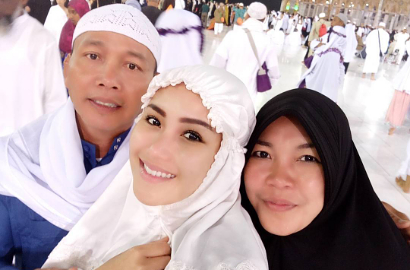 Ibu Ayu Ting Ting Rajin Unggah Foto Saat Umrah, Netter: Ibadah Kok Selfie Terus