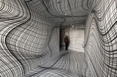 Dipenuhi Garis Hitam Putih, Ruangan Ilusi Optik Ini Bikin 