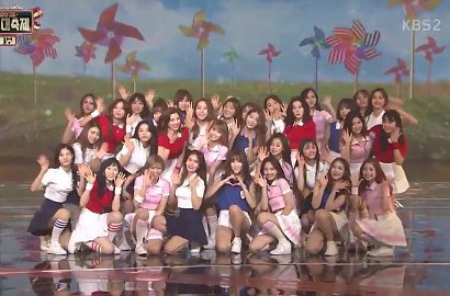 Muncul Gantian, Twice cs Memukau Nyanyi Lagu Debut SNSD 'Into The New World'