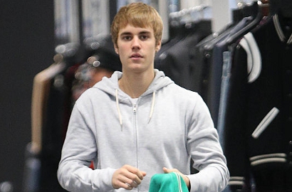 Telanjang Dada, Justin Bieber Kepergok Peluk Cewek Berbikini