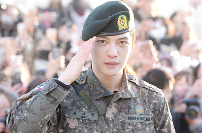 Resmi Keluar Wamil, Jaejoong JYJ Sumringah Disambut Banyak Fans