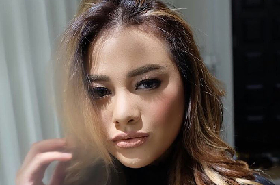 Dikritik Punya Selera Fashion Buruk, Aurel Tampil Seksi Pamer Bahu Mulus