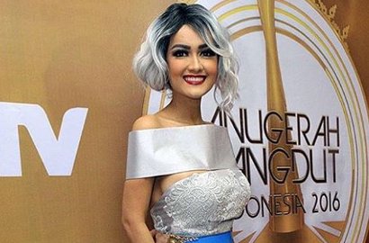 Umroh Usai Operasi Blok Syaraf, Julia Perez Bawa 'Jimat' Ini