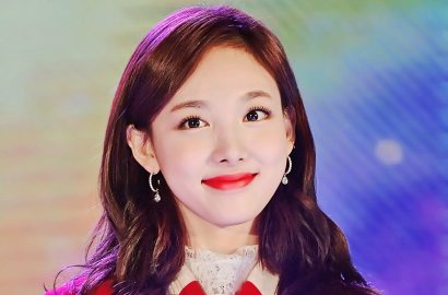 Gara-Gara Foto Ini, Nayeon Twice Dituduh Pakai Bantalan Dada di KBS Gayo