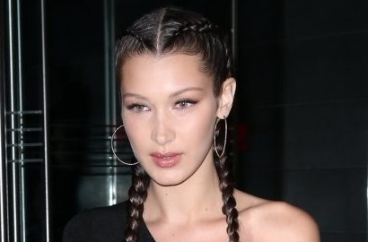 Pesta Tahun Baru Pakai Kostum Transparan, Bella Hadid Pamer Celana Dalam