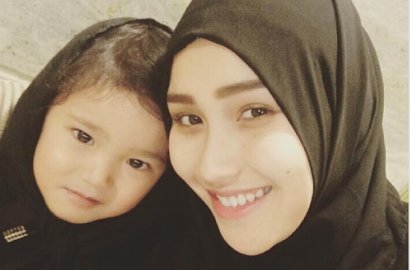 Pakai Baju Ini Usai Umrah, Fashion Ayu Ting Ting Dibilang 'Tiru' Istri Enji