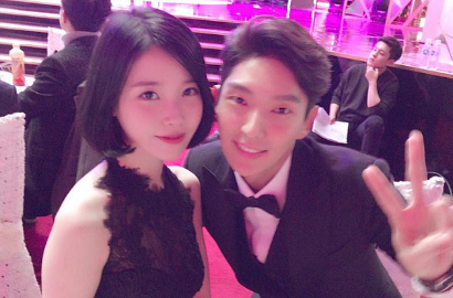 Foto Manis Bareng IU, Lee Jun Ki Pamer Borong Piala di SBS Drama Awards