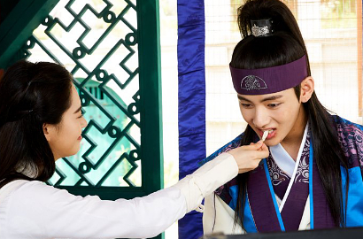 Bukan Park Seo Joon, Go Ara Mesra Obati Luka V BTS di 'Hwarang'