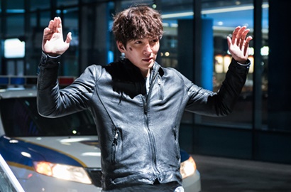 Tampil Maskulin, Wajah Ji Chang Wook Terluka di Poster 'Fabricated City'