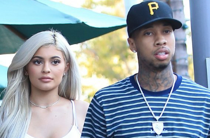 Pakai Bikini, Kylie Jenner Tak Risih Bokongnya Dipegang Tyga