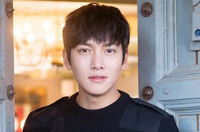 Bawa Pistol, Ji Chang Wook Tampil Lusuh di Foto Adegan 'Fabricated City'