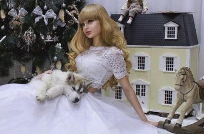 Cantik Bak Barbie, Gadis Ini Dikurung Orangtua Selama 26 Tahun
