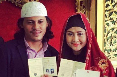 Umroh Sekaligus Bulan Madu, Ria Irawan Romantis Ditemani 'Suami Brondong'