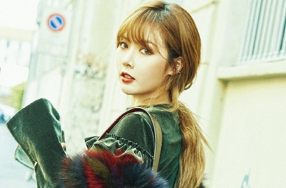 Merah Merona, HyunA Pamer Dada dan Bahu Seksi di Poster Konser Tur Amerika