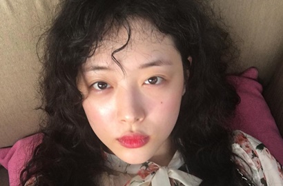 Sensual di Bali, Sulli Seksi Pakai Lingerie Hingga Minum Bir Lokal