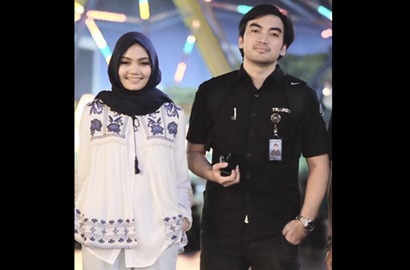Syuting Bareng ke Korea, Mesranya Mantan Suami Suapi Rina Nose