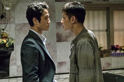 Lee Dong Hwi Serius Baca Buku, Jung Woo Ketiduran di 'Retrial'
