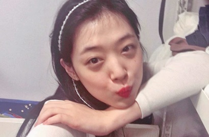 Belanja di Pasar, Sulli Bikin Heboh Pamer Dada Menonjol Tak Pakai Bra