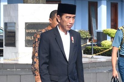 Pakai Sarung Saat Kunjungan Kerja, Jokowi 'Diserang' Netter