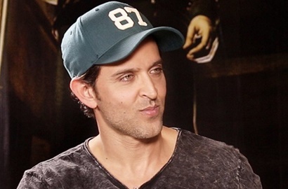 Tak Sungkan, Intip Gaya Kocak Hrithik Roshan Joget Bareng Fans