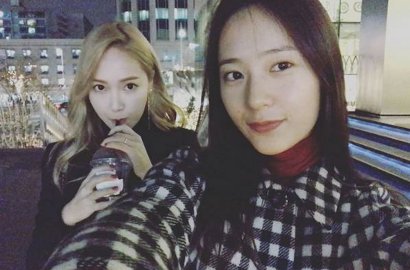 Adu Cantik Bareng Jessica, Sandal Jepit Krystal Bikin Salah Fokus