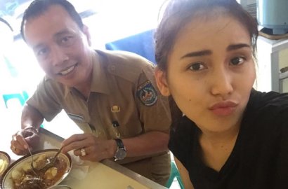 Sadis, Ayah Ayu Ting Ting Dibilang Mirip 'Emak-Emak' Saat Pose Bareng Krisdayanti cs