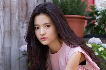Bikin Penasaran, Poster Perdana 'Little Forest' Kim Tae Ri Usung Konsep Misterius