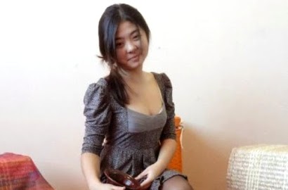 Bikin Heboh, Intip Foto Aneh Cewek Cantik dengan 'Tiga Kaki'