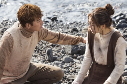 Dramatis, Baek Jin Hee Coba Selamatkan Jung Kyung Ho di Poster 'Missing Nine'?