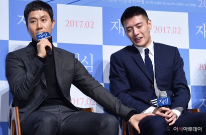 Rangkul Jung Woo, Kang Ha Neul Ceria di Jumpa Pers 'Retrial'